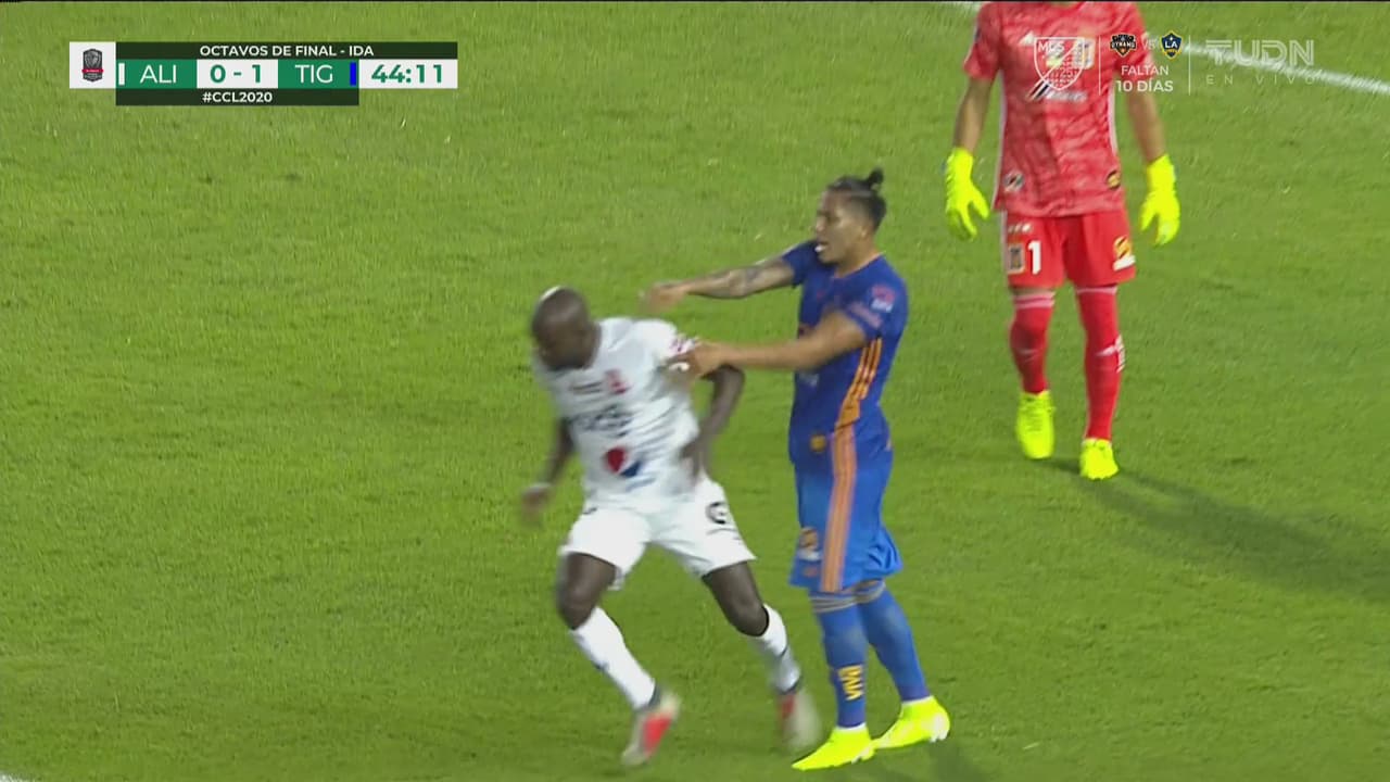 ¡Le perdonan la vida a Salcedo! El ‘Titán’ tira un manotazo y sólo es amonestado