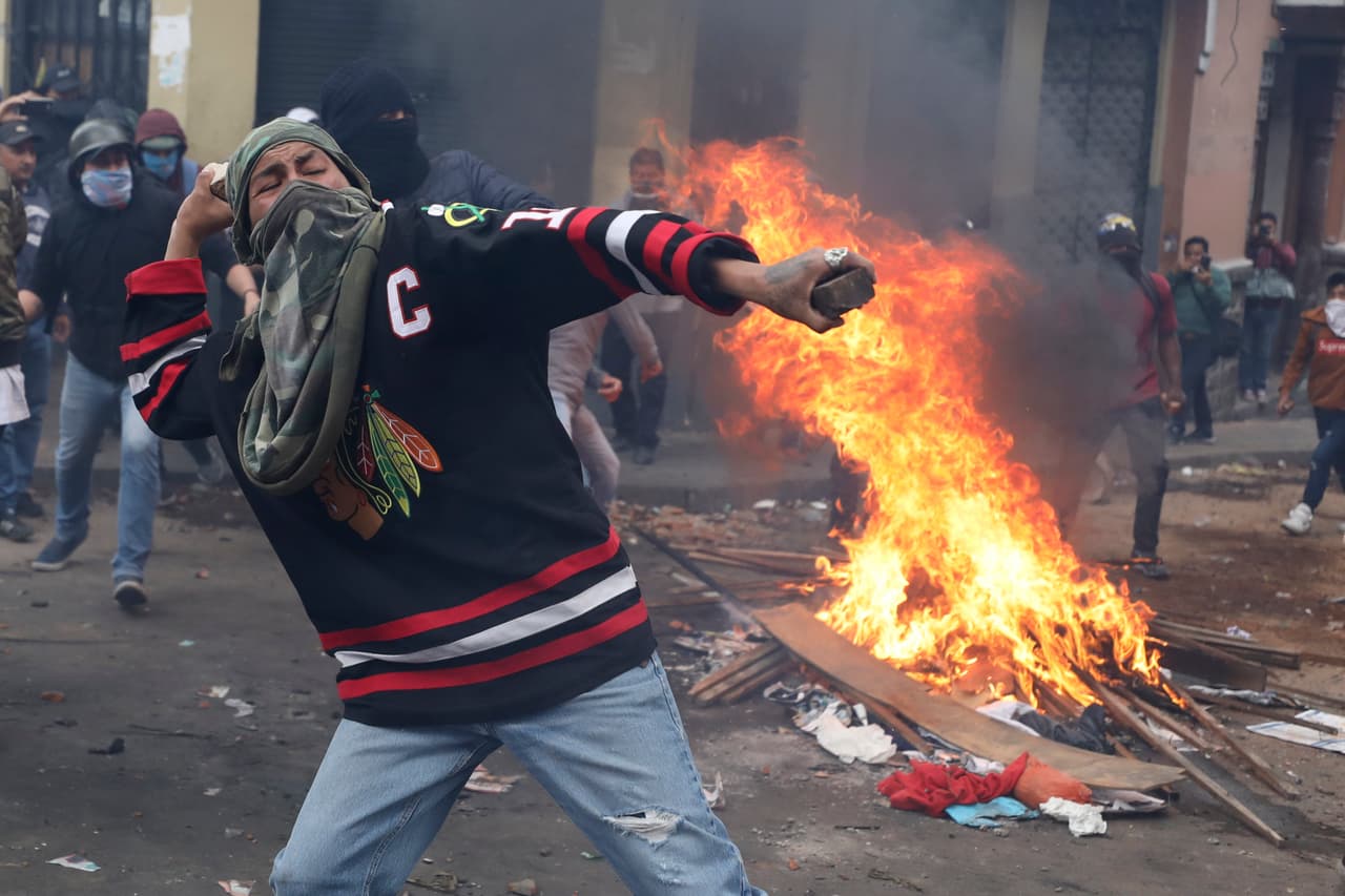 Dentro de las medidas gubernamentales se establece un fuerte aumento al costo del combustible tras la eliminación de los subsidios estatales. En las últimas horas se han registrado enfrentamientos entre los inconformes y las fuerzas de seguridad del país.
<br>