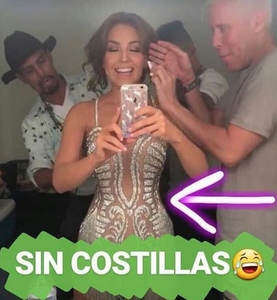 "¡Mira, sin costillas!" Recordando su eterno chisme de que se mandó quitar dos.