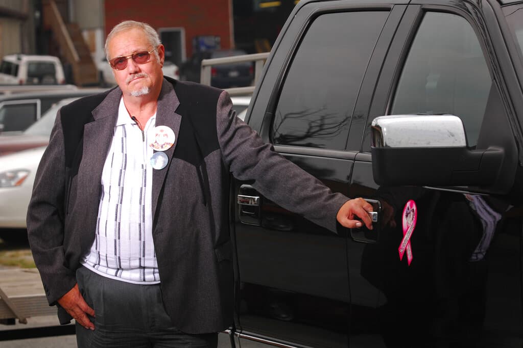 <h3 class="cms-H3-H3">Jack Whittaker</h3>
<br>
<br>En 2002 ganó un premio mayor de Powerball de $314 millones que, en ese momento, era el premio de lotería más grande de la historia. Este hombre se convirtió en una de las historias que evidencia cómo una situación tan afortunada puede tener un final nefasto.
<br>
<br>Antes de ganar, Whittaker trabajaba en la industria de la construcción en West Virginia, pero de acuerdo con 
<i>ABC News,</i> disfrutó de donar el dinero ganado hasta que se le agotó. Además, su vida personal también fue cuesta abajo tras la suerte en la lotería. En 2020, Whittaker murió a los 72 años.