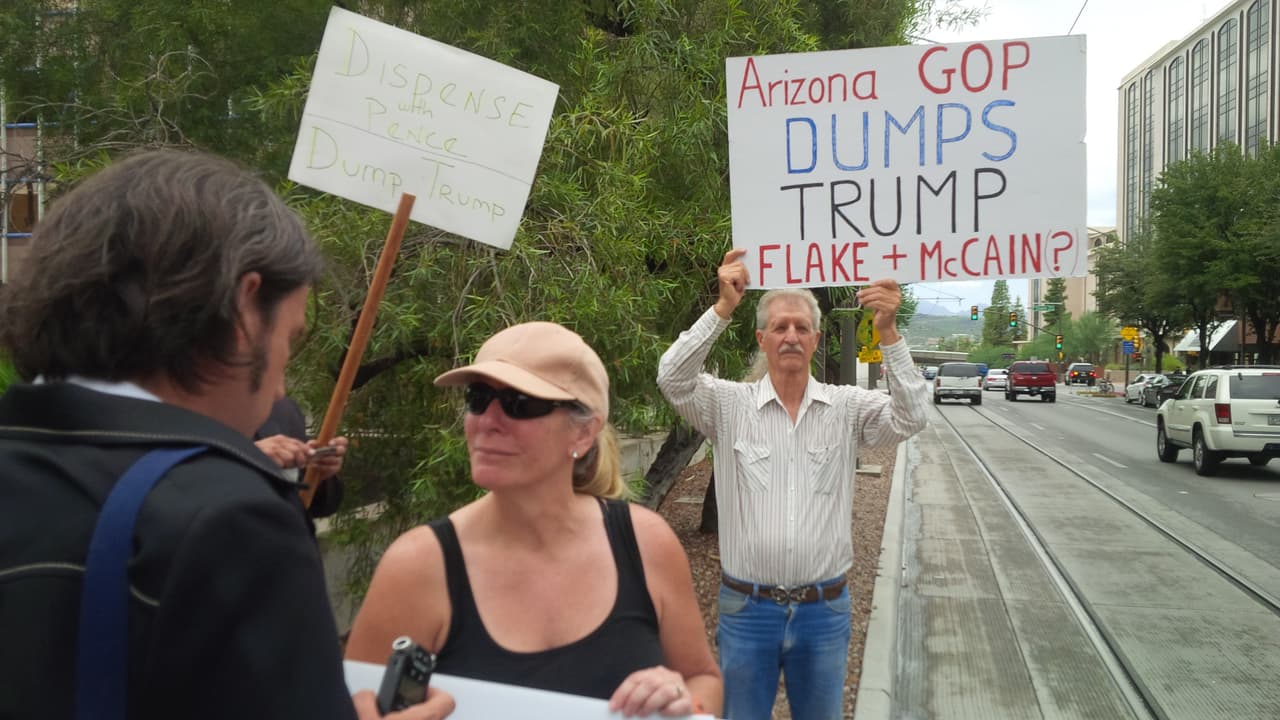 Los activistas protestaron pacificamente a la visita del candidato Mike Pence