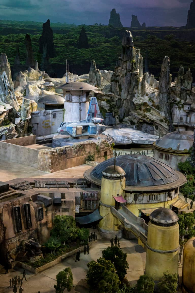 Mucho antes de lo que muchos esperaban y para satisfacer la expectativa de los seguidores de la saga, Star Wars: Galaxy's Edge podrán disfrutar de las atracción de la temática en los parques Disney a nivel nacional este año.