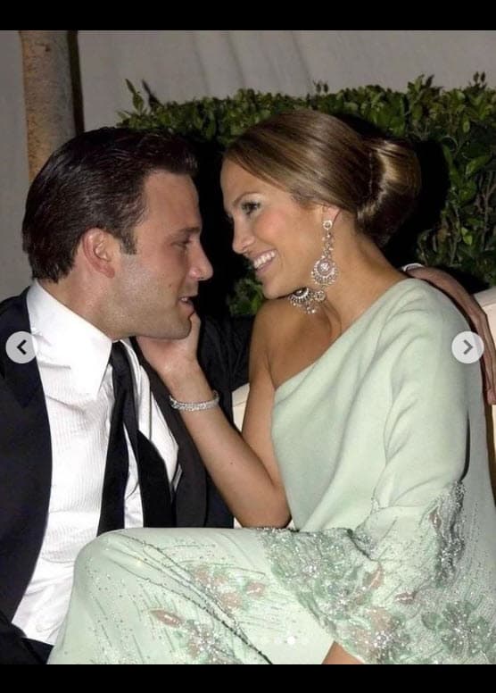 JLo cerró su publicación con dos fotos de antaño que se tomaron la primera vez que estuvieron comprometidos, antes de su ruptura en 2004. 
<br>