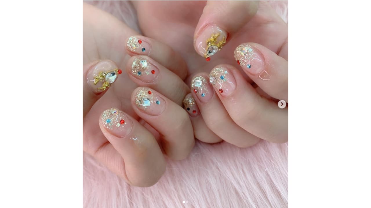 Diseño de uñas con esferas navideñas