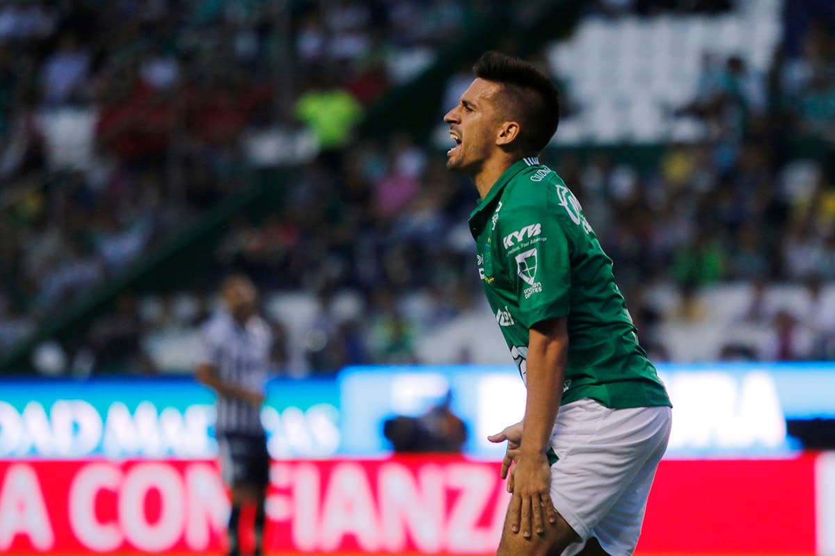 El defensa del León, Fernando Navarro, también fue expulsado al minuto 90'+4.