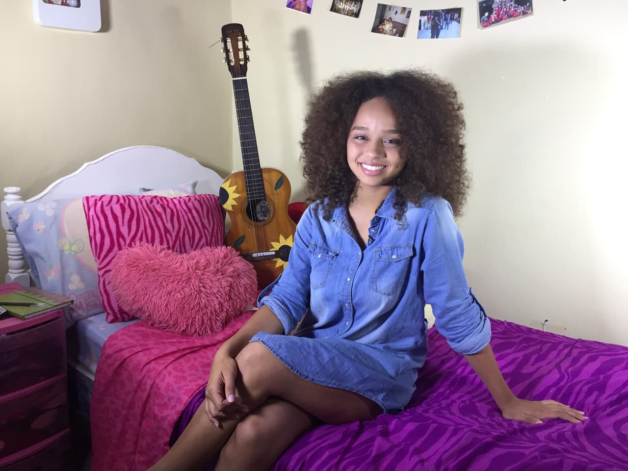 Alondra tiene una historia muy especial con una de sus tres guitarras, pues se la regaló un vecino que tiene cáncer.