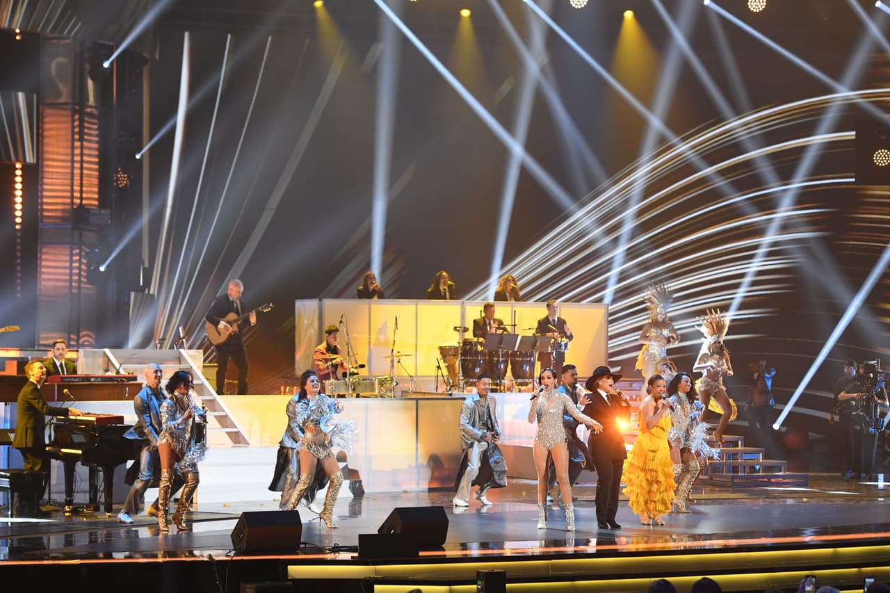 El propósito de este opening fue hacer un homenaje a la música latina y para ello los artistas interpretaron cuatro temas de diferentes géneros.