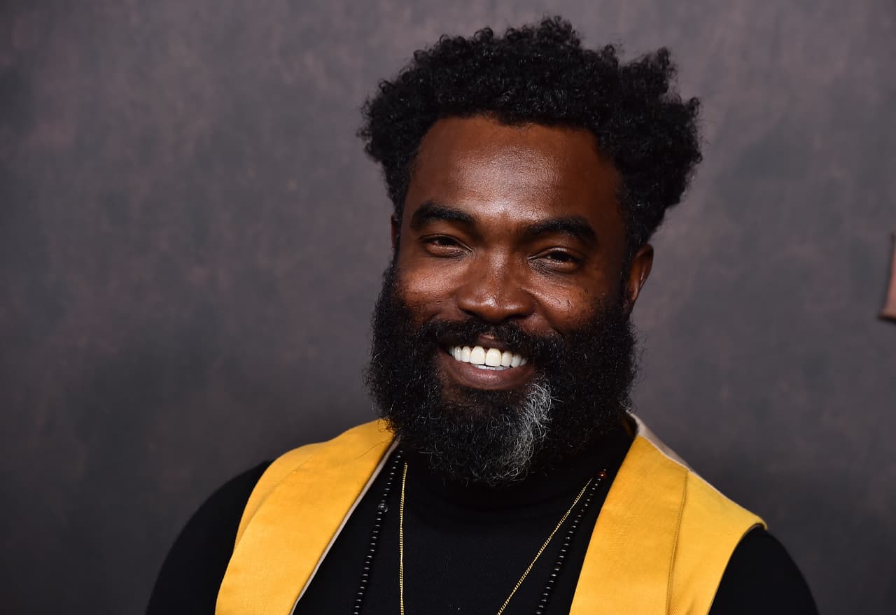 Llamó a la policía porque había un ladrón en su casa. Los agentes llegaron y lo esposaron a él, que es negro