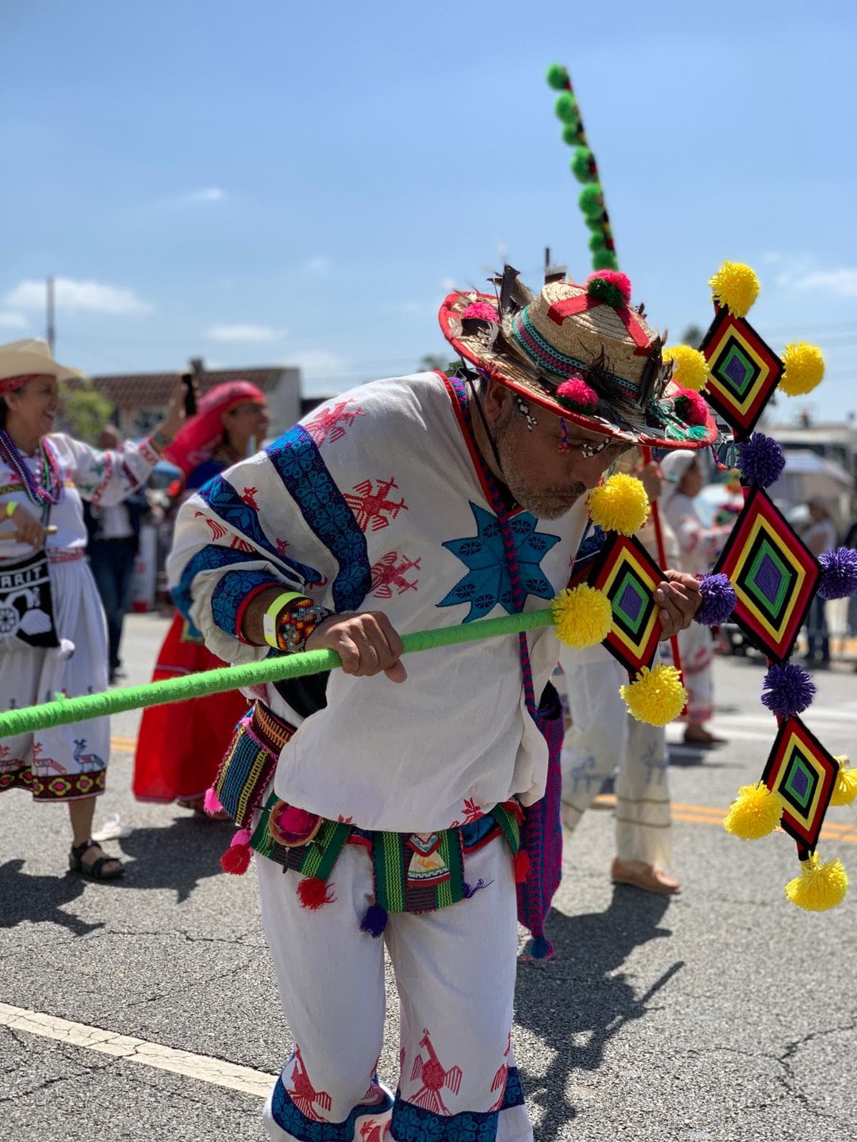 Sus característico vestuario blanco con bordados de colores y figuras geom´etricas.
