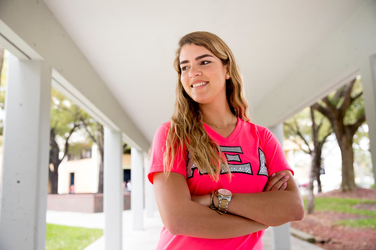 Laura Hernández. 20 años. Estadounidense de origen cubano. “Pienso votar por Marco Rubio, es quien mejor representa mis ideas políticas. Soy independiente. En las elecciones, depende de quiénes sean los candidatos. No votaría por Trump. Si se enfrenta a Hillary, votaría por ella. La manera en que Trump se comporta y trata a las personas no es característica de un presidente. No puede representar a un país entero".