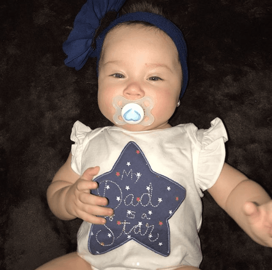 "Te extraño, mi princesa", publicó el boxeador de 28 años de edad junto a esta imagen con la que reconoce públicamente su paternidad.