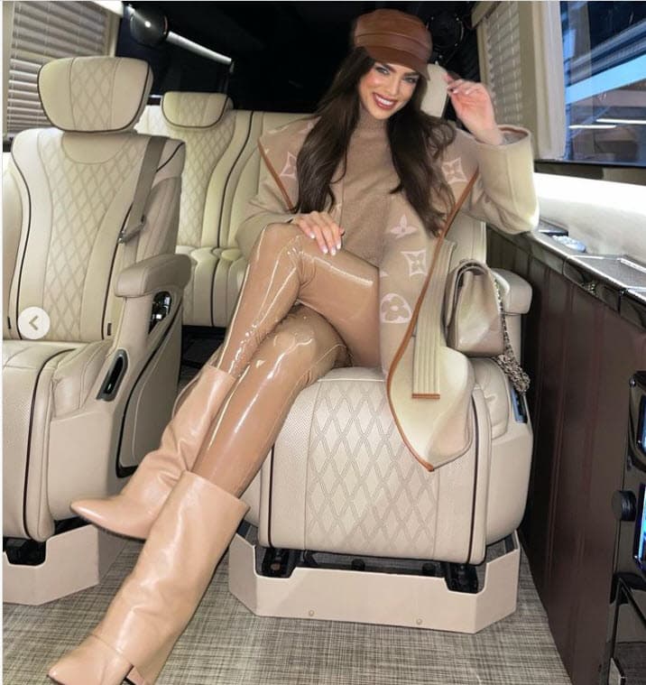 Dentro de una limusina, la paraguaya tenía unas botas Givenchy, con precio de más de 
<b>dos mil dólares</b>, de acuerdo con People en Español. 
<br>