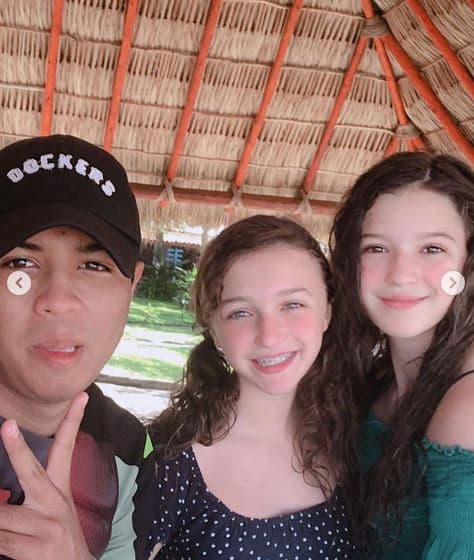 Sus hijas no se quedaron atrás y también se animaron a esquiar.