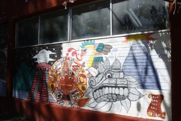 Un mural de los estudiantes con motivos aztecas.