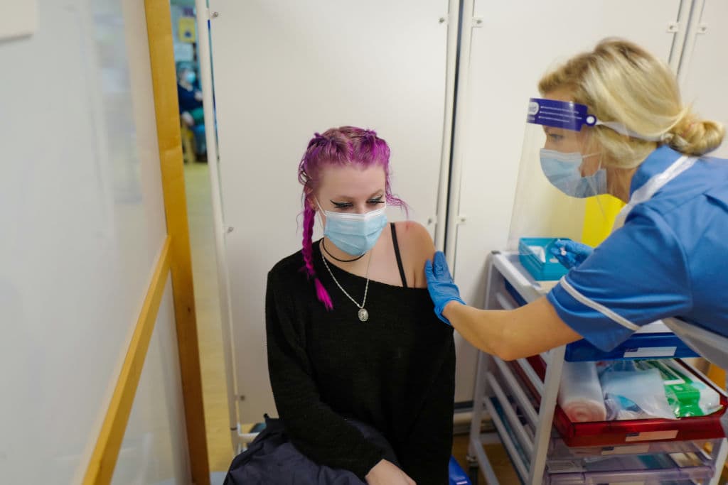 Esta semana, el Departamento de Salud de
<a href="https://www.univision.com/temas/florida">Florida</a>, la División de Manejo de Emergencias y la Guardia Nacional,
<b>comenzó a distribuir 179,400 <a href="https://www.univision.com/local/miami-wltv/cuandoyquienes-pueden-poner-la-vacuna-del-coronavirus-en-florida-fotos">vacunas del covid-19</a> en el estado, que hacen parte de una primera ronda.</b>
<br>