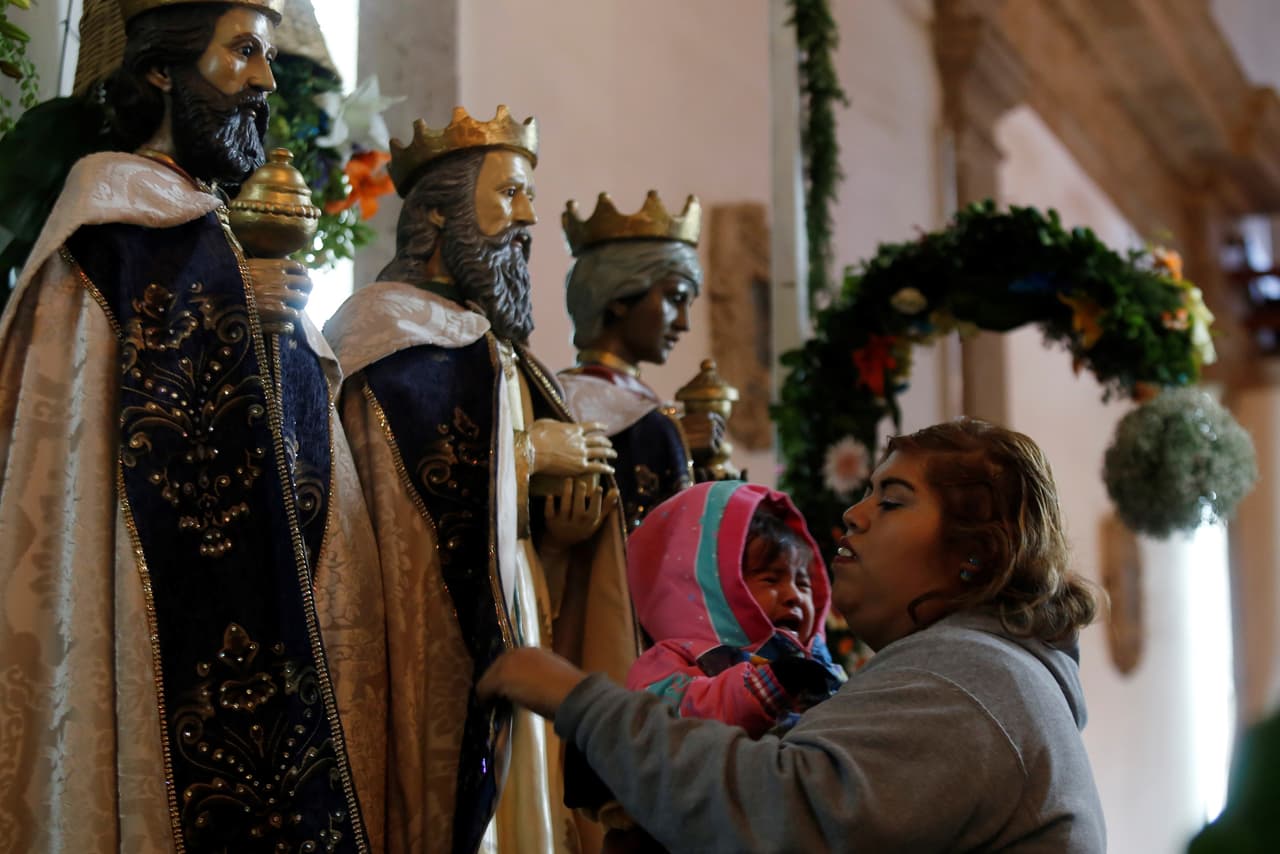 En México también se festeja la llegada de los Reyes Magos, pero de una forma diferente. En el poblado mexicano de Cajititlán, en el occidental estado de Jalisco, las peticiones a los Reyes Magos no llegan en una carta ni en globo, sino en las oraciones de miles de personas que viajan hasta su santuario para pedirles milagros.