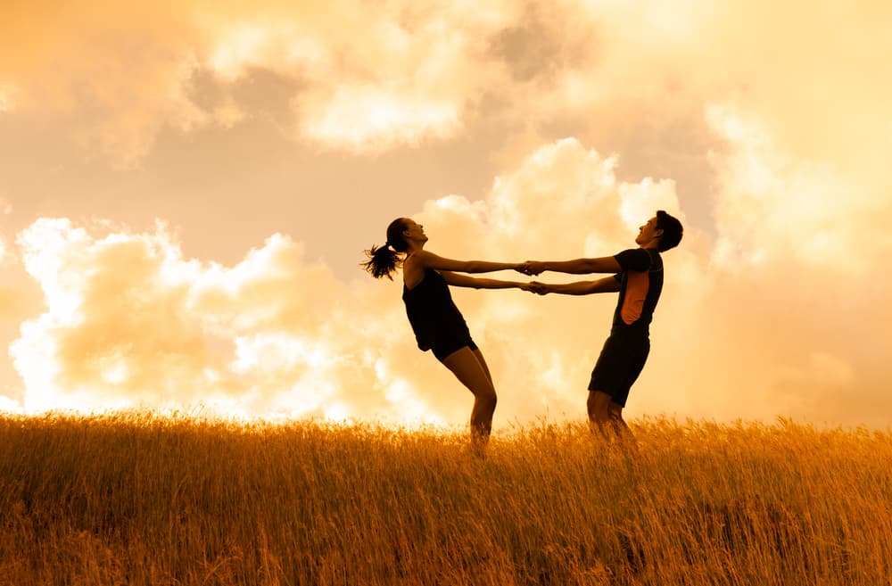Con Venus en Acuario necesitamos mucha libertad en nuestras relaciones, y se hace todo lo posible para evitar una atadura emocional o un compromiso que implique obligaciones que recorten nuestra independencia.
<br>