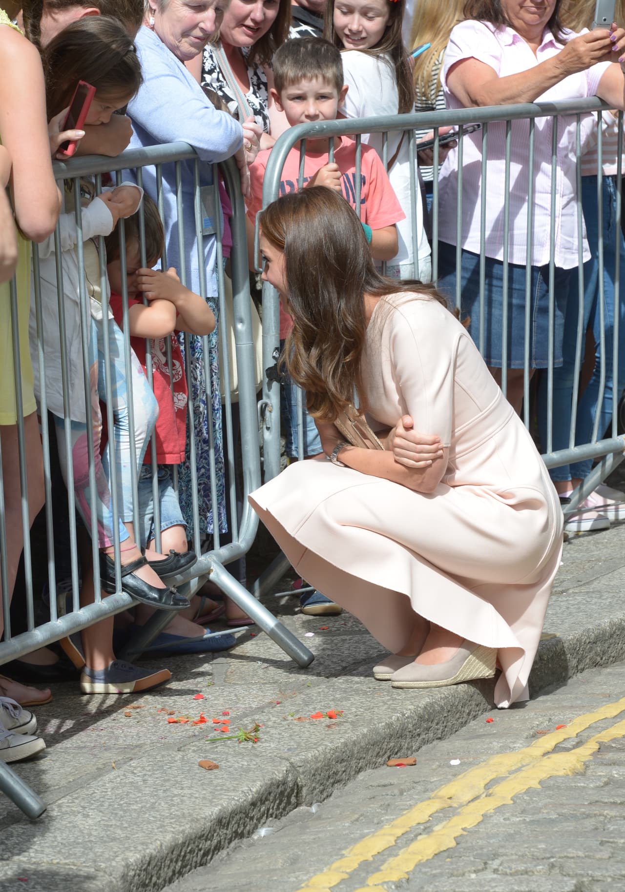 Kate se puso a platicar con la gente y quedó fascinada con este tímido nene en el público.