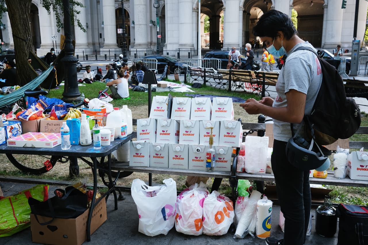 Los activistas han dicho "no nos vamos" hasta que se recorten 1,000 millones de dólares del presupuesto de 6,000 millones de la policía de Nueva York.