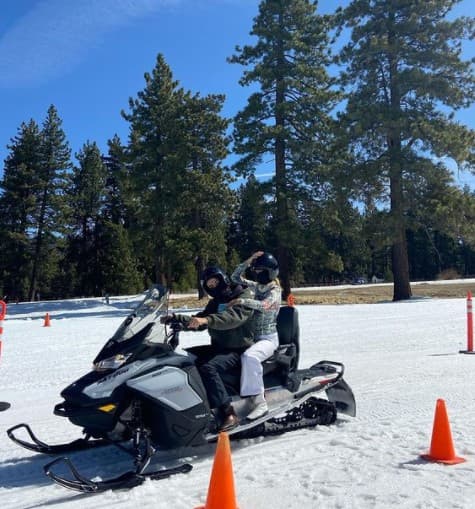 Pero si se cansan de esquiar, siempre puedem recibir una ayudadita para seguir paseando.