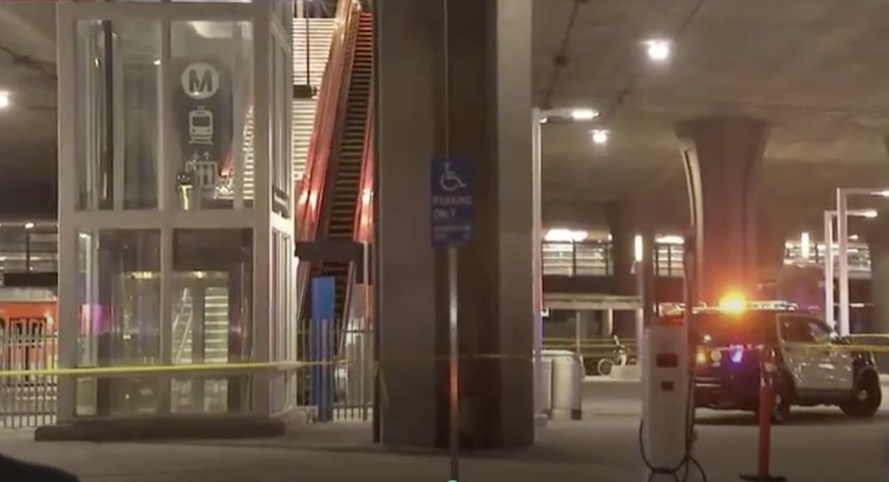 “Me agache y cuando uno de los que estaban peleando corrió hacia mi le dieron un balazo en la pierna y cayó al piso”, dijo Maynard.