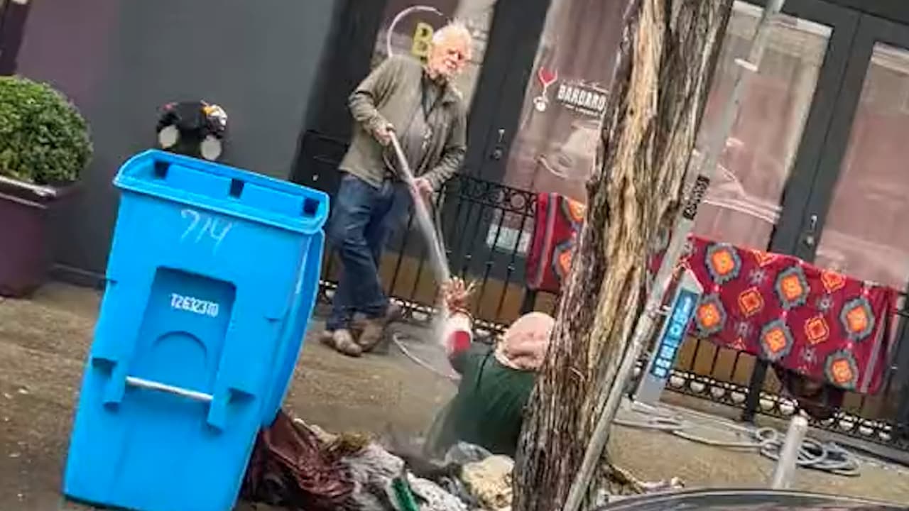 Este es el castigo que recibió por regar a una indigente con una manguera