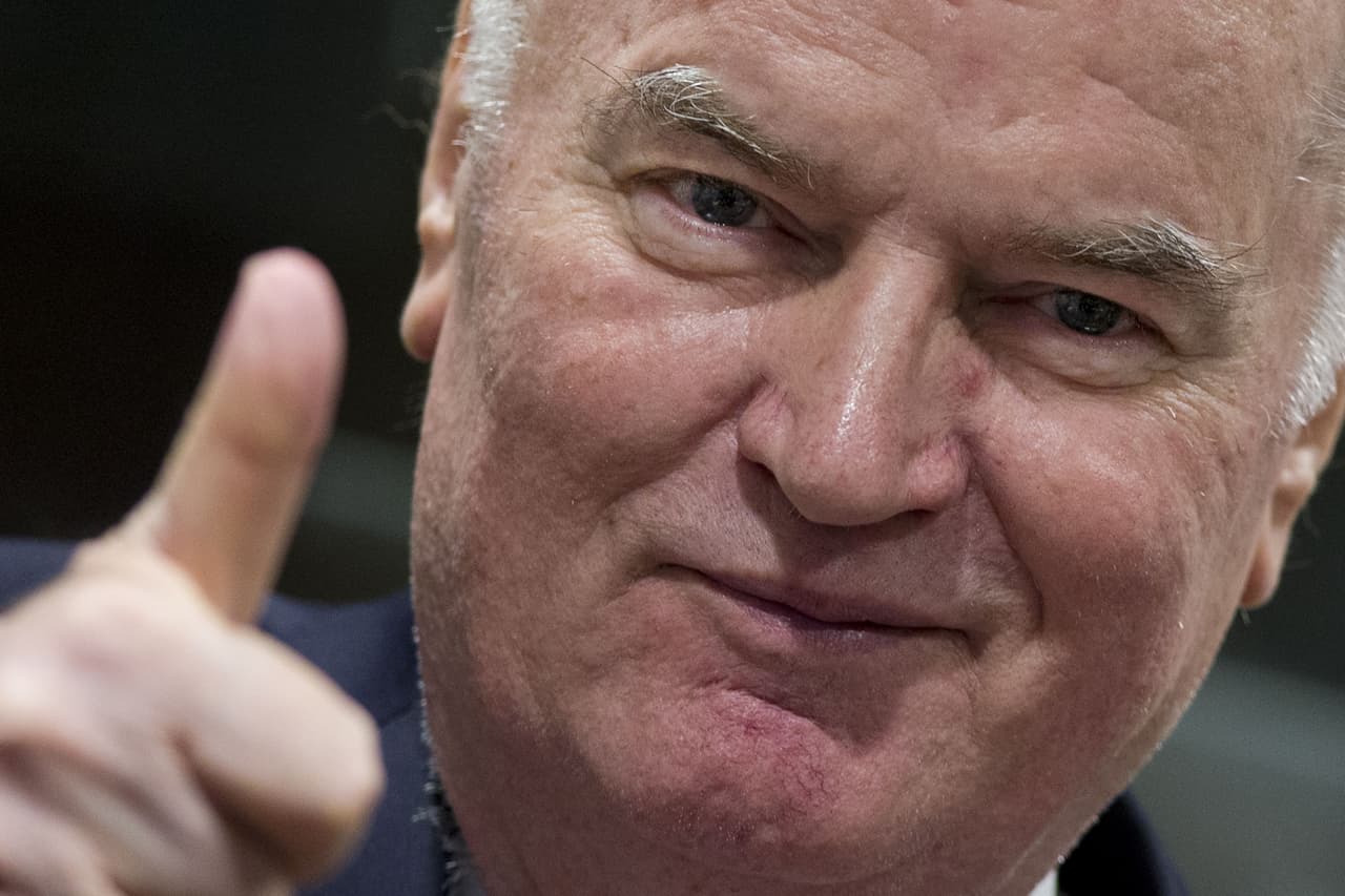 Ratko Mladic está encarcelado en una prisión de La Haya, en los Países Bajos, junto al ex presidente serbiobosnio Radovan Karadzic (der). Este también fue declarado culpable de genocidio y crímenes de guerra en 2016. En la fotografía Ratko Mladic durantre el juicio en el tribunal penal internacional para la ex Yugoslavia en La Haya que comenzó en 2012.