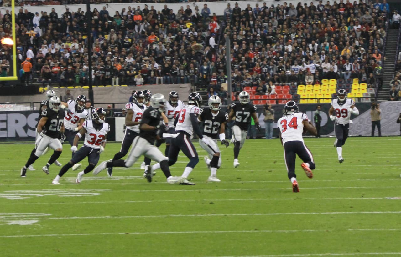 Te presentamos las mejores imágenes que nos dejó el juego entre Raiders y Texans en la cancha del estadio Azteca de la ciudad de México.