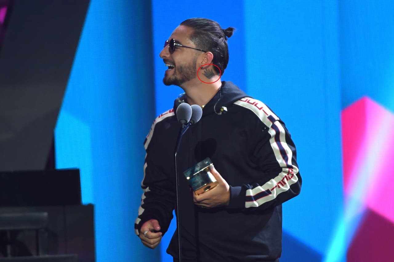 Entre los demás tatuajes que tiene en su cuerpo. sobresalen un búho y su propio nombre artístico que, nació de la unión de los nombres de su mamá (Marlli), su papá (Luis) y su hermana (Manuela).
<br>