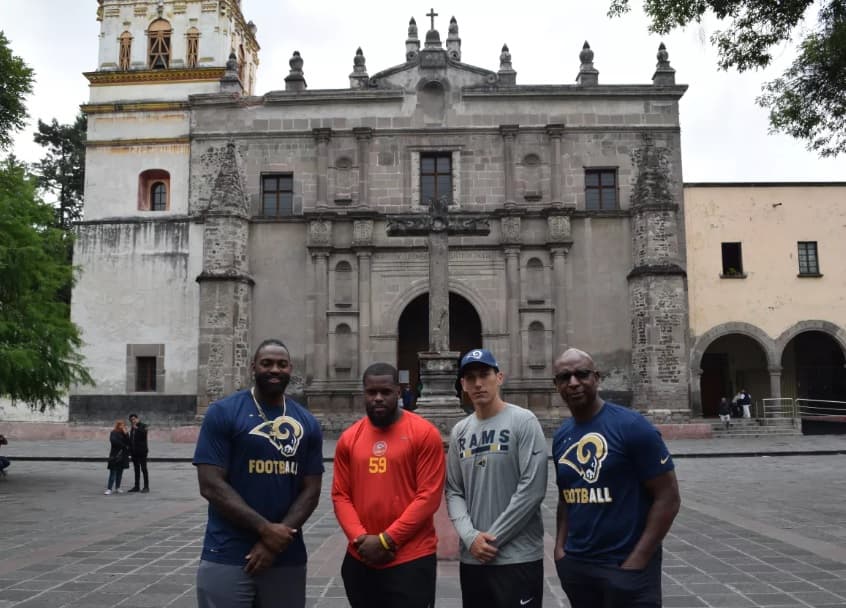 Michael Brockers, Reggie Ragland, Luis Pérez y Eric Dickerson frente al ex Convento de San Juan Bautista, en Coyoacán.