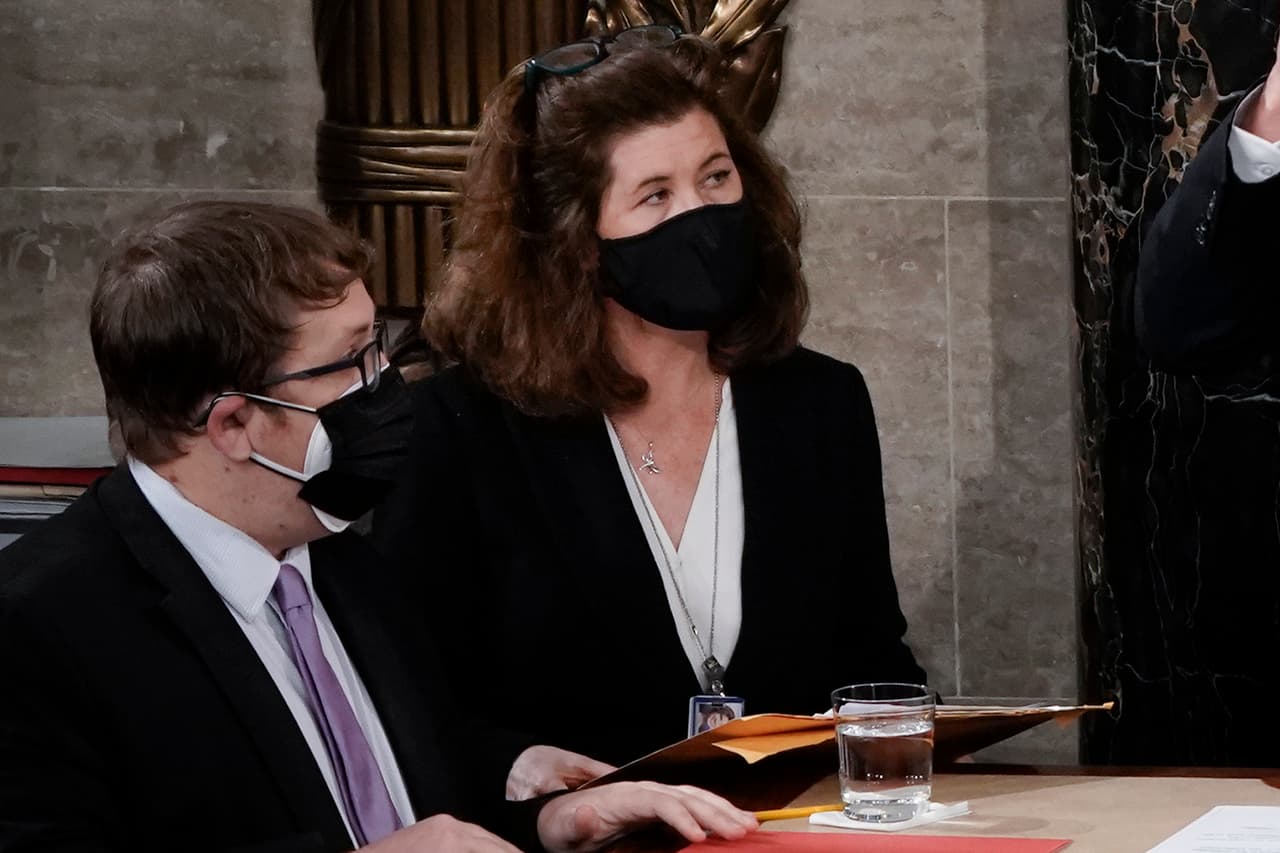 La 'parlamentarian' del Senado advierte a republicanos que hay cosas que no pueden incluir en el plan fiscal de Trump