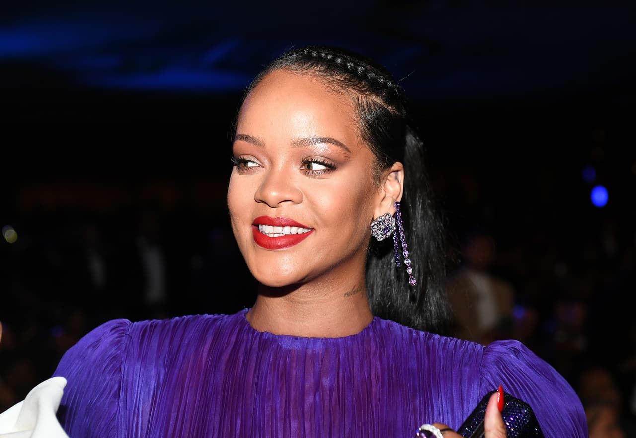 <b>Puesto 10: Rihanna, cantante</b>.
<br>
<br>
<b>338.5 millones de seguidores en redes sociales.</b>
<br>
<br>
<a href="https://twitter.com/rihanna"><u>Twitter</u></a>: 102.3 millones de seguidores.
<br>
<br>
<a href="https://www.instagram.com/badgalriri/?hl=en"><u>Instagram</u></a>: 98.8 millones de seguidores.
<br>
<br>
<a href="https://www.facebook.com/rihanna"><u>Facebook</u></a>: 100 millones de seguidores.
<br>
<br>
<a href="https://www.youtube.com/channel/UCcgqSM4YEo5vVQpqwN-MaNw"><u>Youtube</u></a>: 37.4 millones de seguidores.