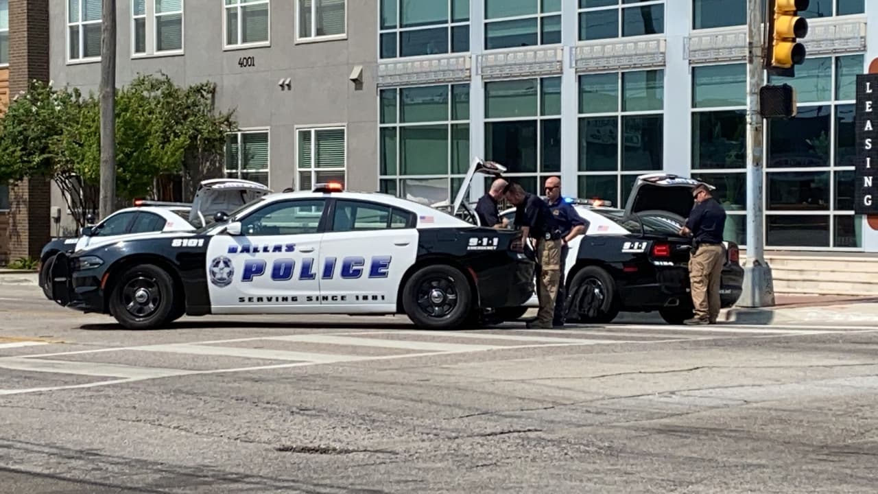 <a href="https://twitter.com/DallasPD/status/1433467619105980422" target="_blank">La policía de Dallas investiga un tiroteo</a> ocurrido este jueves por la mañana en el centro de Dallas.
<br>