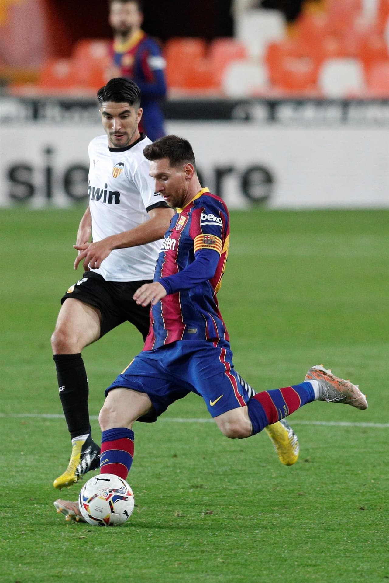Barcelona derrota al Valencia 3-2 durante la Jornada 34 de LaLiga. Gabriel Bautista abrió el marcador para los locales, pero Lionel Messi con doblete, seguido de Antoine Griezmann, pusieron arriba a los culés, sin embargo ya al filo del partido, Carlos Soler anotó el segundo tanto para los 'ches'.