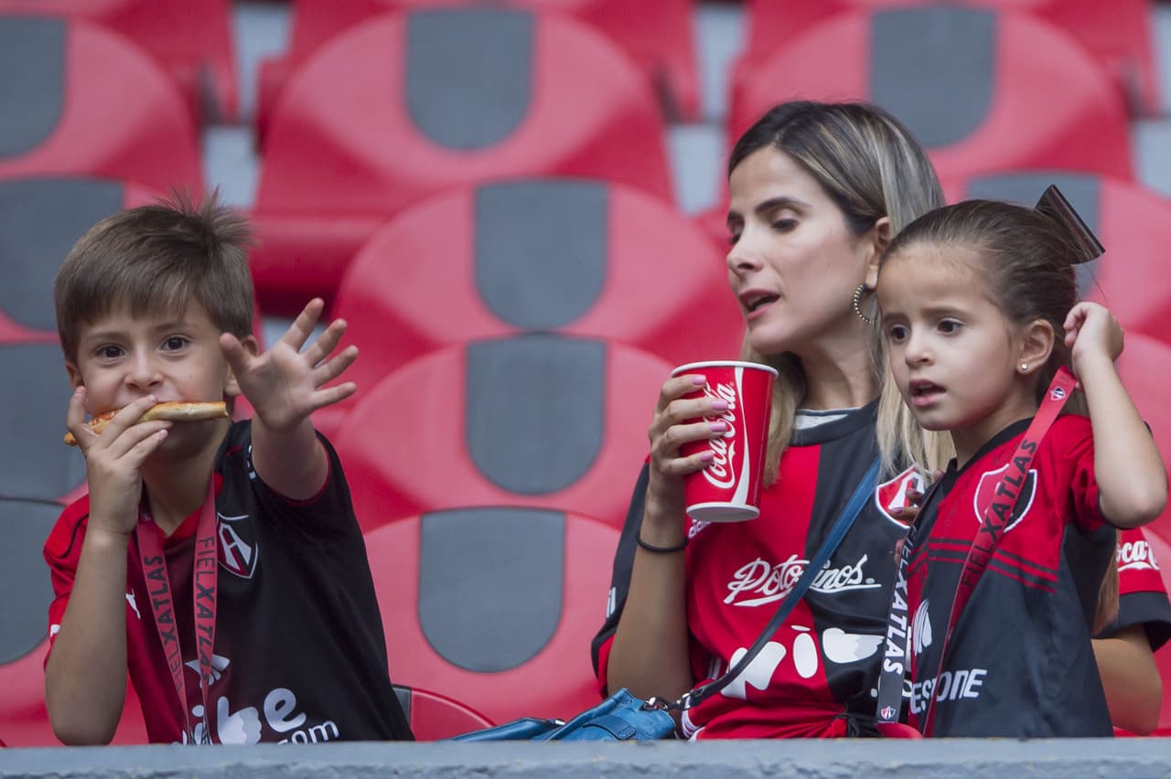 Fanáticos del Atlas FC aguardan por el inicio del partido.