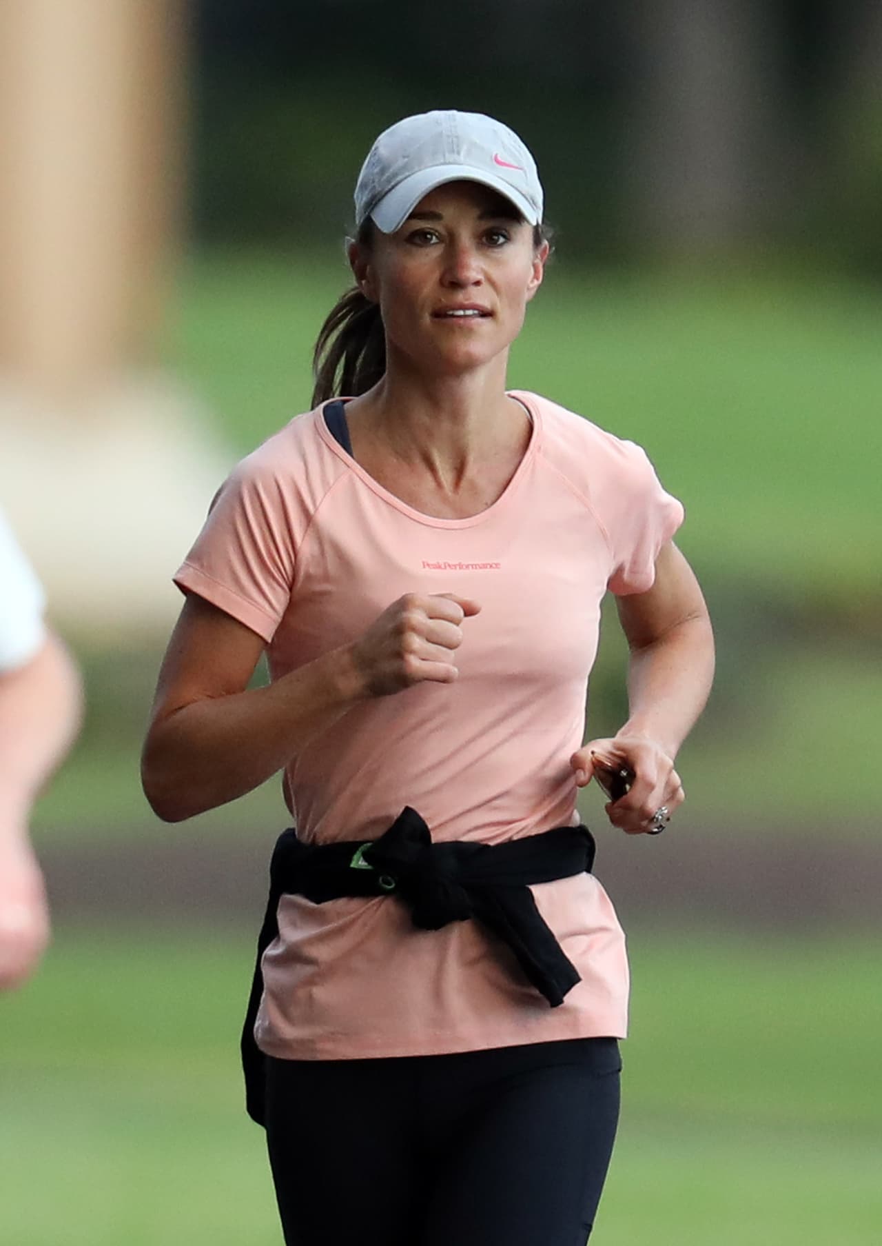 Pippa aún no está acostumbrada a los paparazzi y no son muy de su agrado, se sorprende al ser fotografiada.