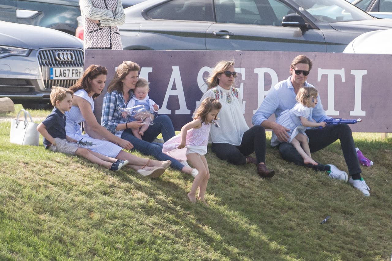 Y así fue como fueron tomando posesión de esta lomita escogida por Kate Middleton para ver el partido.