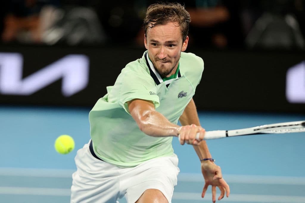 Rafael Nadal lo hace y se convierte en el primer tenista en la historia de este deporte que suma su vigésimo primer título de Grand Slam en el Abierto de Australia tras derrotar al ruso Daniil Medvedev en parciales de 2-6, 6-7(5), 6-4, 6-4 y 7-5, con una duración de cinco horas y 25 minutos de juego.