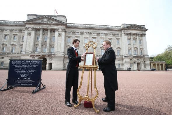 El anuncio colocado con la noticia del nacimiento afuera del palacio de Buckingham.