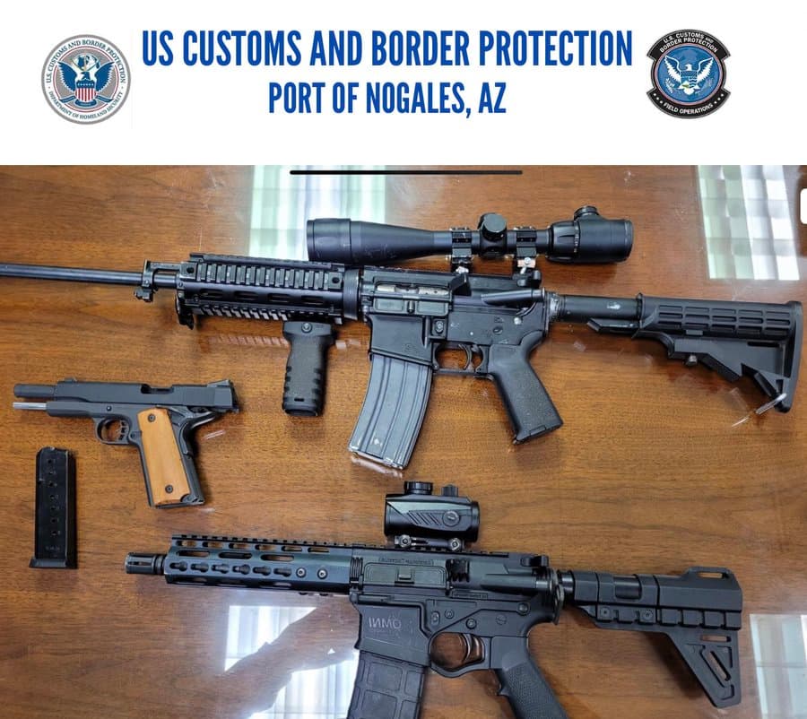 Los pasados 16 y 17 de enero, oficiales de CBP confiscaron dos rifles AR y una pistola, además de tres vehículos robados. Todo, con destino a México.