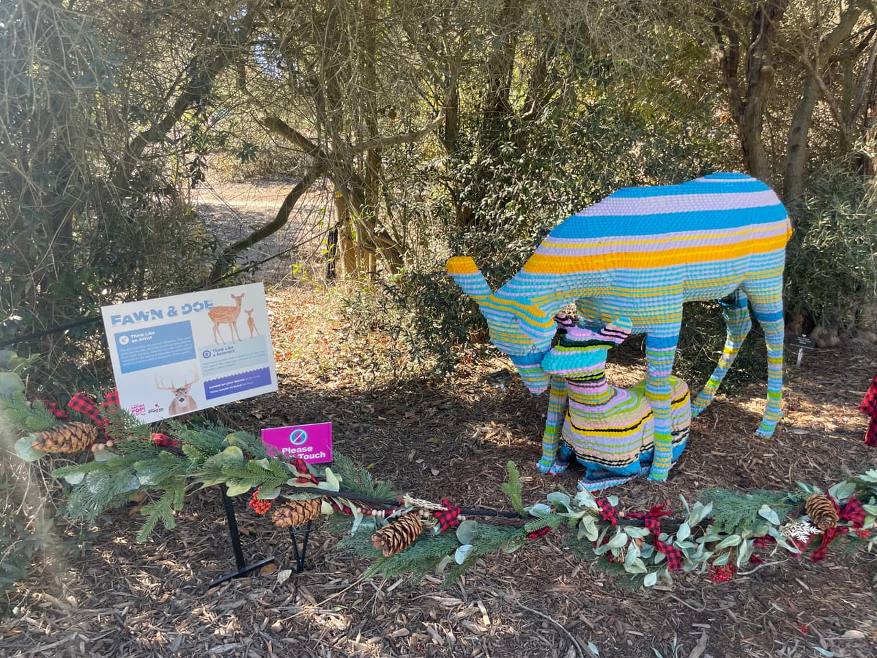 Según el autor, los colores seleccionados representan una reflexión en el instinto de procrear y de proteger a su cría.
<br>
<b>Número de piezas de LEGO: 43,150</b>
<br>
<b>Horas de construcción: 186</b>