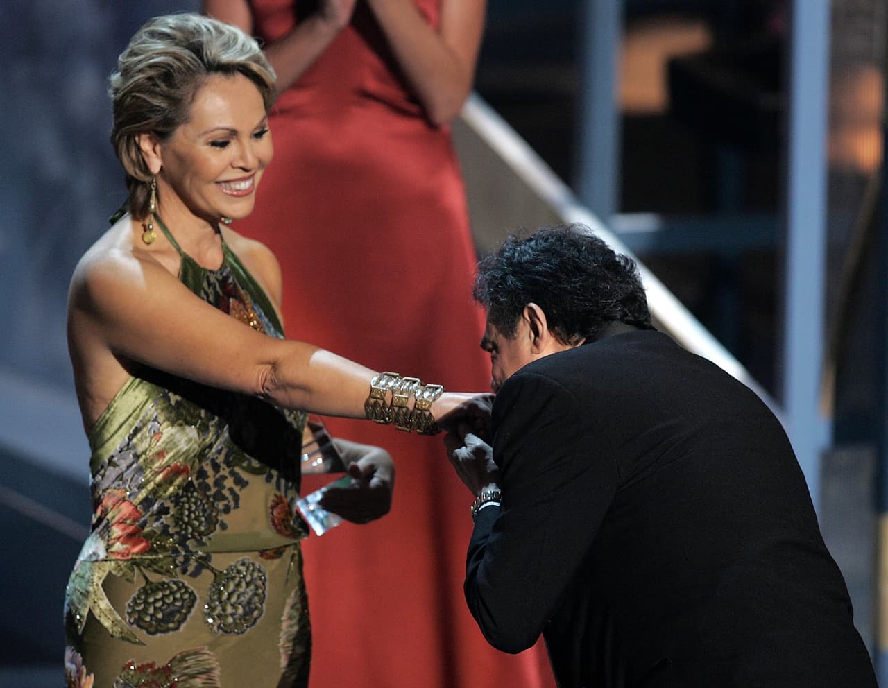 El cantante recibió el reconocimiento 'Persona del año' en los Latin Grammy de manos de la periodista Maria Elena Salinas.