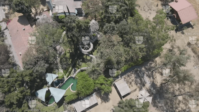 Dentro de ese reservado sitio hay una residencia, un zoológico privado, una cancha de tenis, un rodeo y una alberca en forma de ese, la marca de Samuel Joaquín en sus inmuebles.