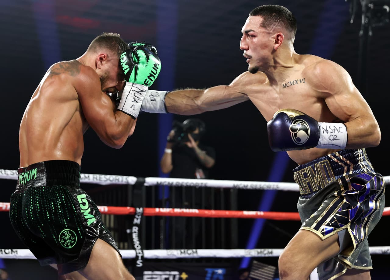La pelea se hacía complicada, ambos estaban castigados, pero el combate no terminaba de explotar.