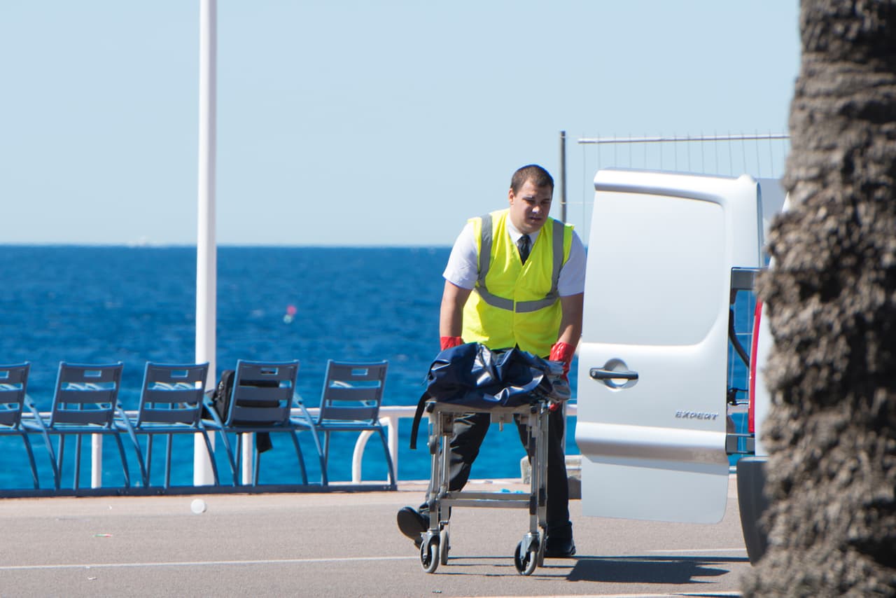 Horas antes, Hollande, quien regresó a París desde el sur de Francia después del ataque, anunció la prolongación tres meses más del estado de emergencia, que estaba previsto terminara en dos semanas.