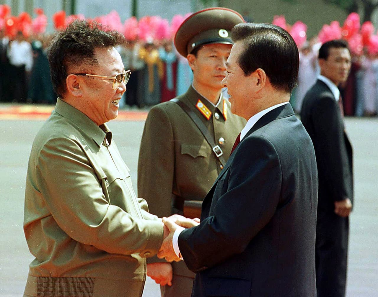 Seis años después de la muerte Kim Il Sung se dió el primer encuentro entre los líderes de las dos Coreas. El entonces presidente de Corea del Sur, Kim Dae Jung, viajó a Pyongyang para reunirse con Kim Jong Il en junio de 2000.