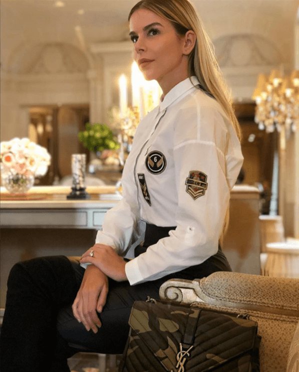 En un estudio fotográfico, pero en Miami, conoció a Luis Fonsi en el 2010 y poco después iniciaron una relación.