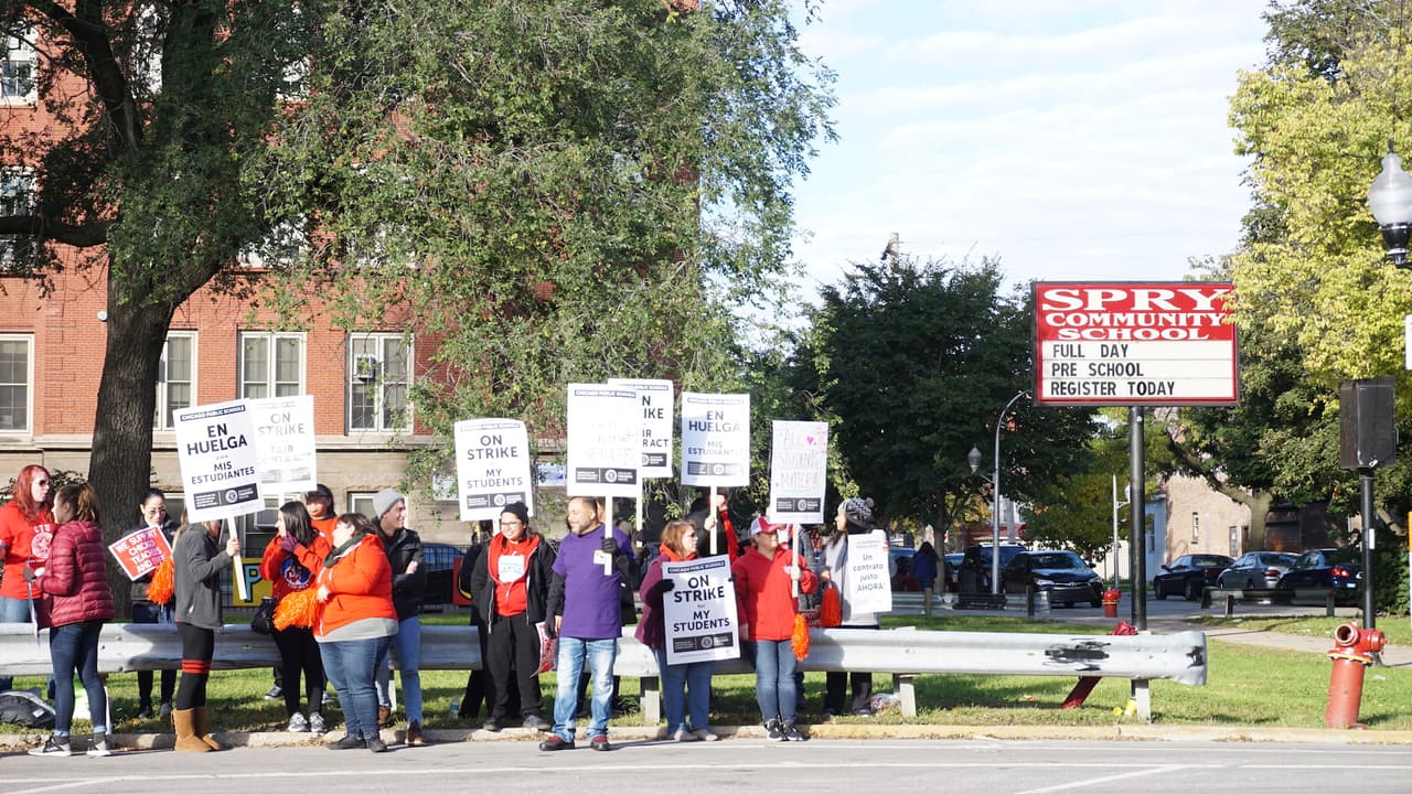 Partes negociando el acuerdo contractual buscan llegar a un acuerdo para que estudiantes puedan regresar a la escuela.