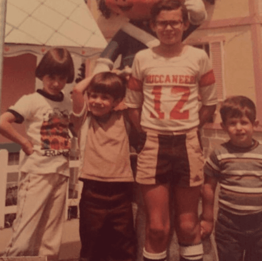 Aquí aparece junto a sus hermanos y, entre risas, aclara: "sí, yo soy el de los anteojos y el que tiene la mano en la cabeza es Mark".