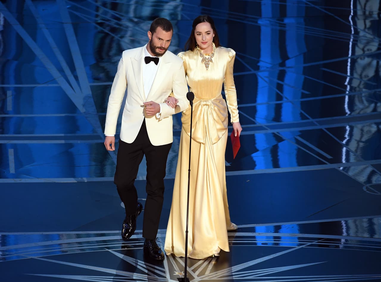 La actriz Dakota Johnson sorprendió con el recatado vestido amarillo que eligió para presentar el premio, tras actuar en la cinta Cincuenta sombras de Grey